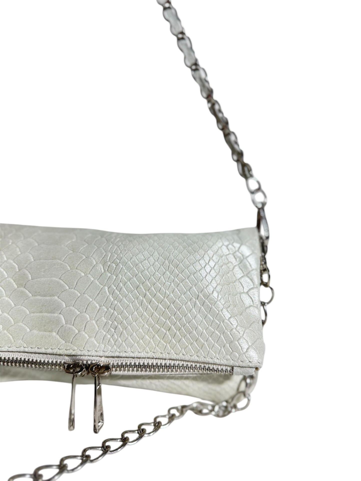Bolso Blanco Textura Reptil con Cadena Plateada