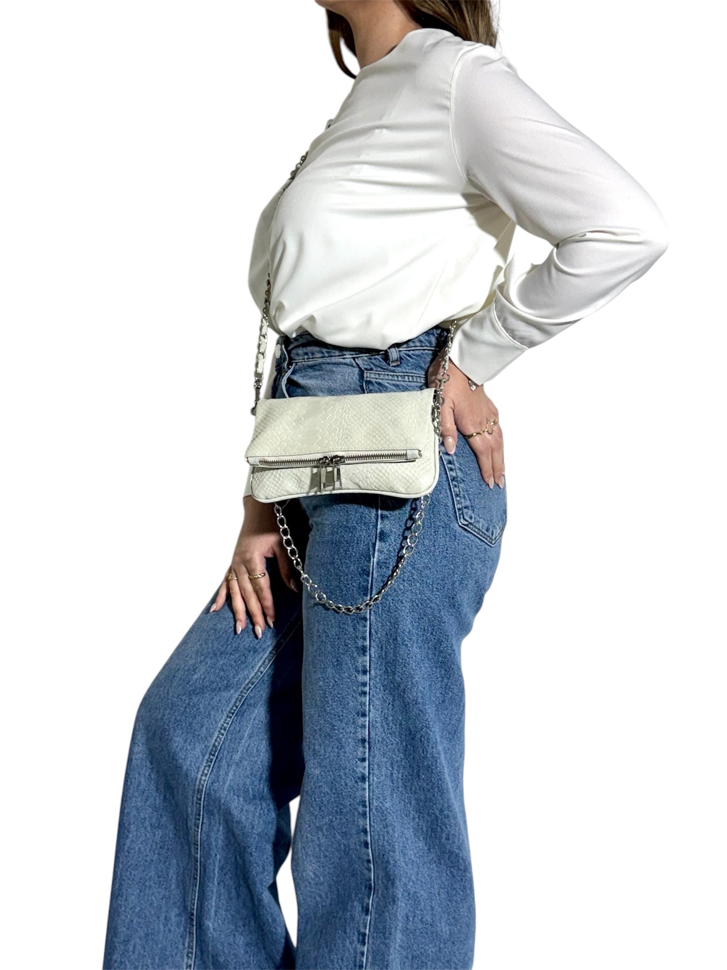 Bolso Blanco Textura Reptil con Cadena Plateada