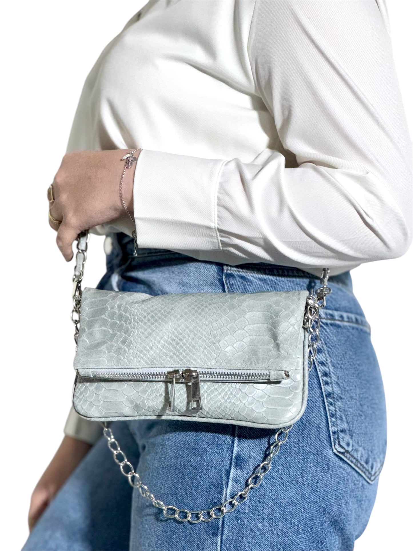 Bolso Azul Textura Reptil con Cadena Plateada