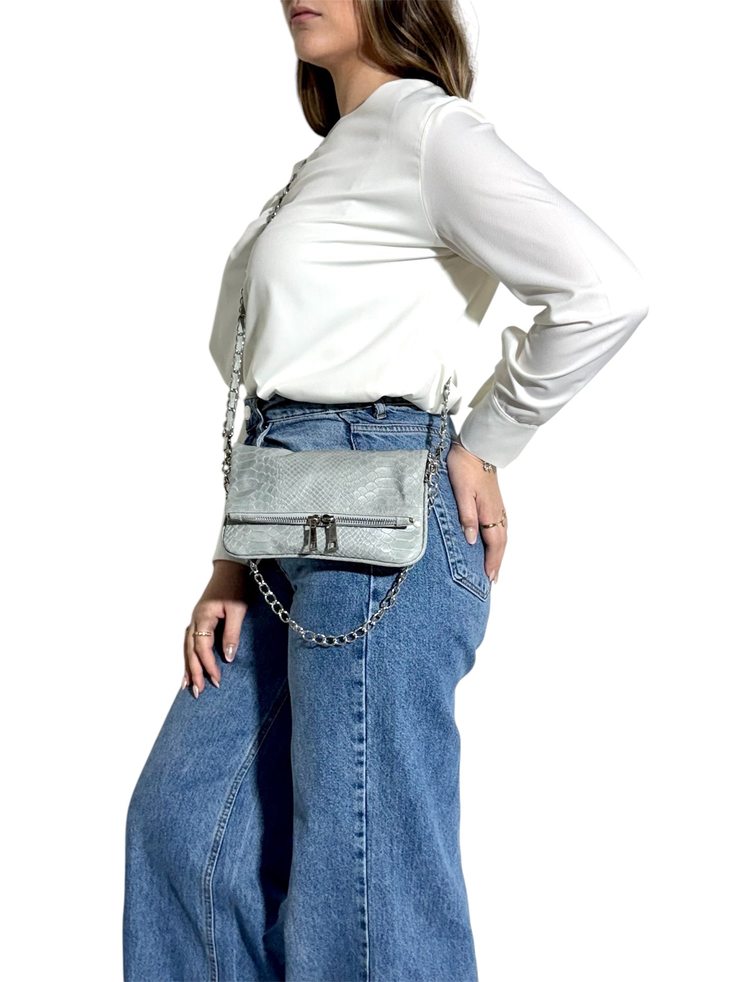 Bolso Azul Textura Reptil con Cadena Plateada