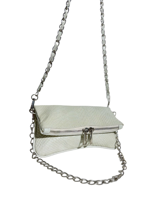 Bolso Blanco Textura Reptil con Cadena Plateada