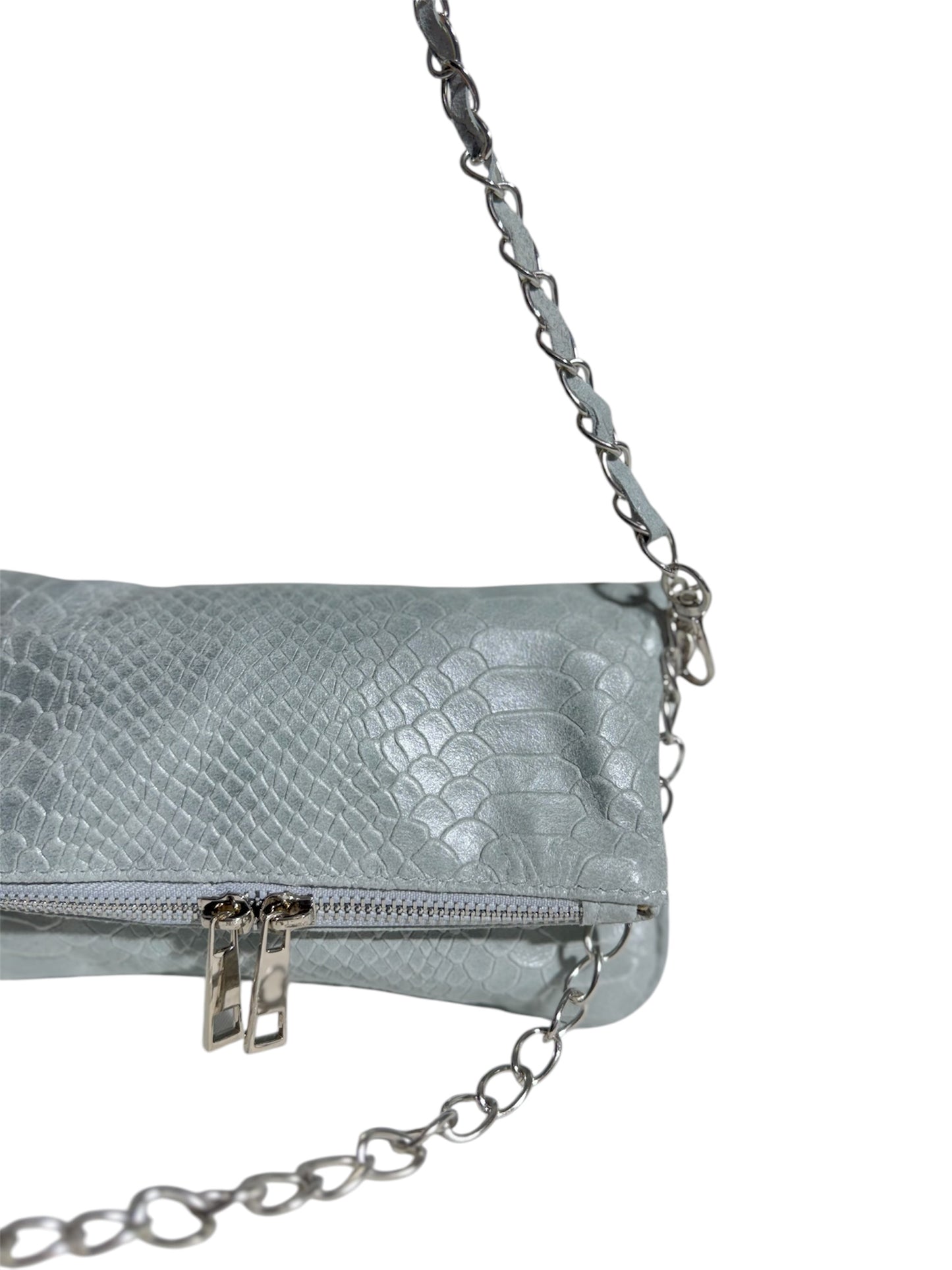 Bolso Azul Textura Reptil con Cadena Plateada